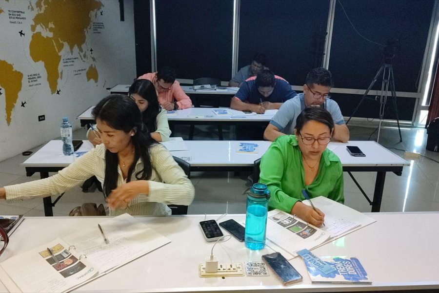 Taller de trabajo con participantes alrededor de una mesa