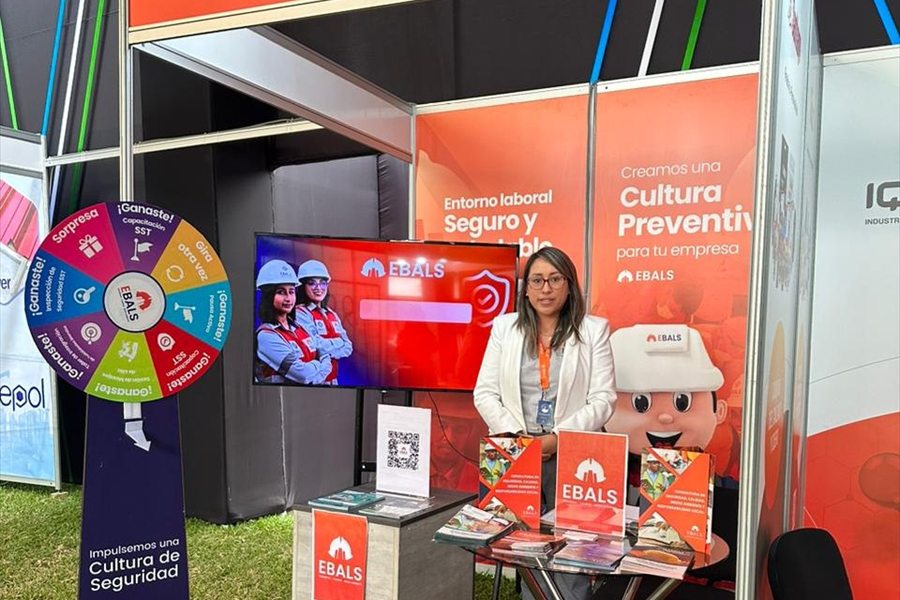 Ebelin Huamani en un stand de cultura preventiva de EBALS durante una feria industrial
